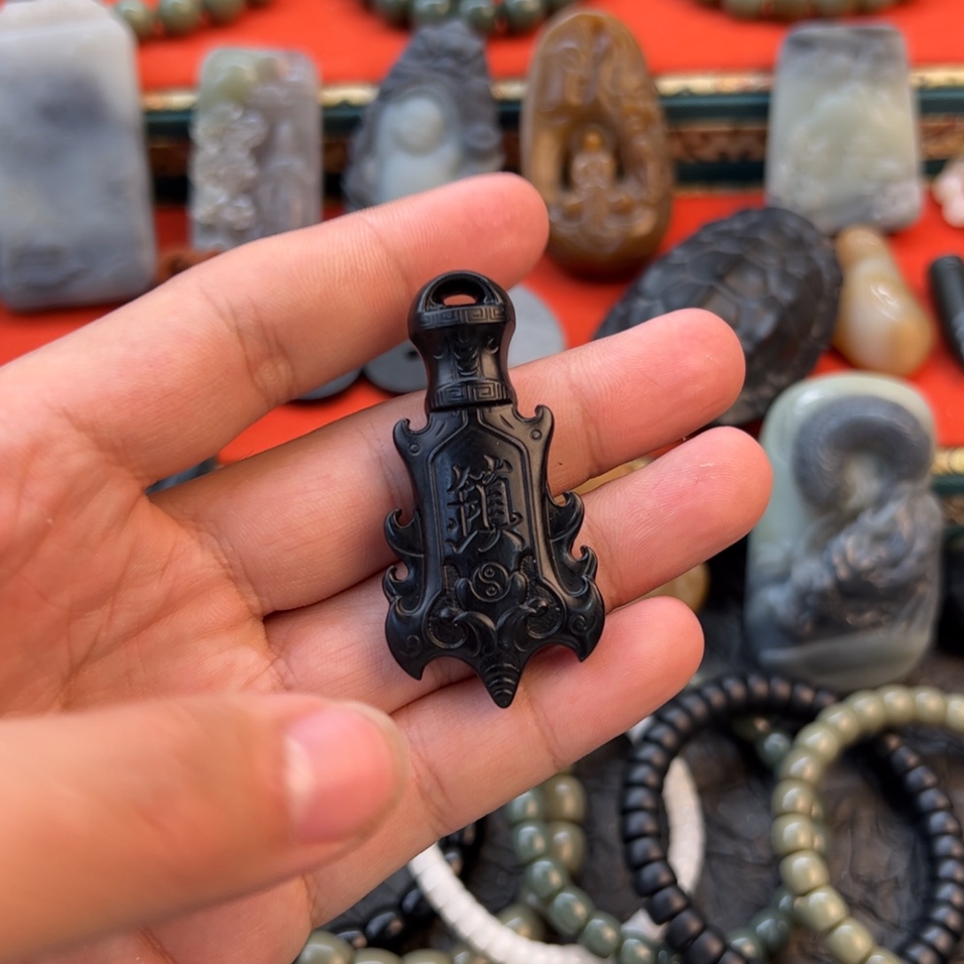 和田玉颈饰未镶嵌?****