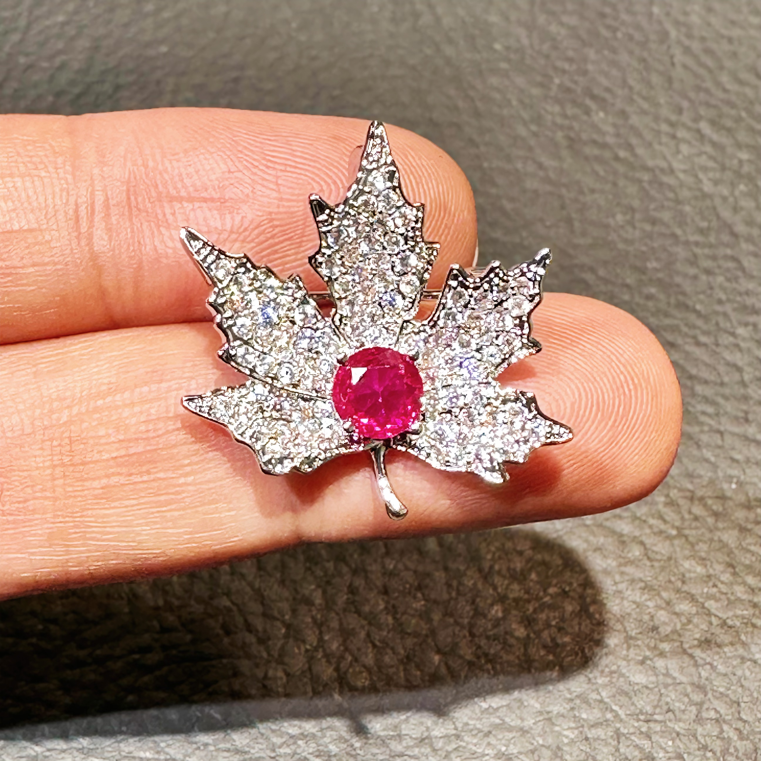 轻奢设计-高精切红宝石枫叶胸针两戴款YE-1830