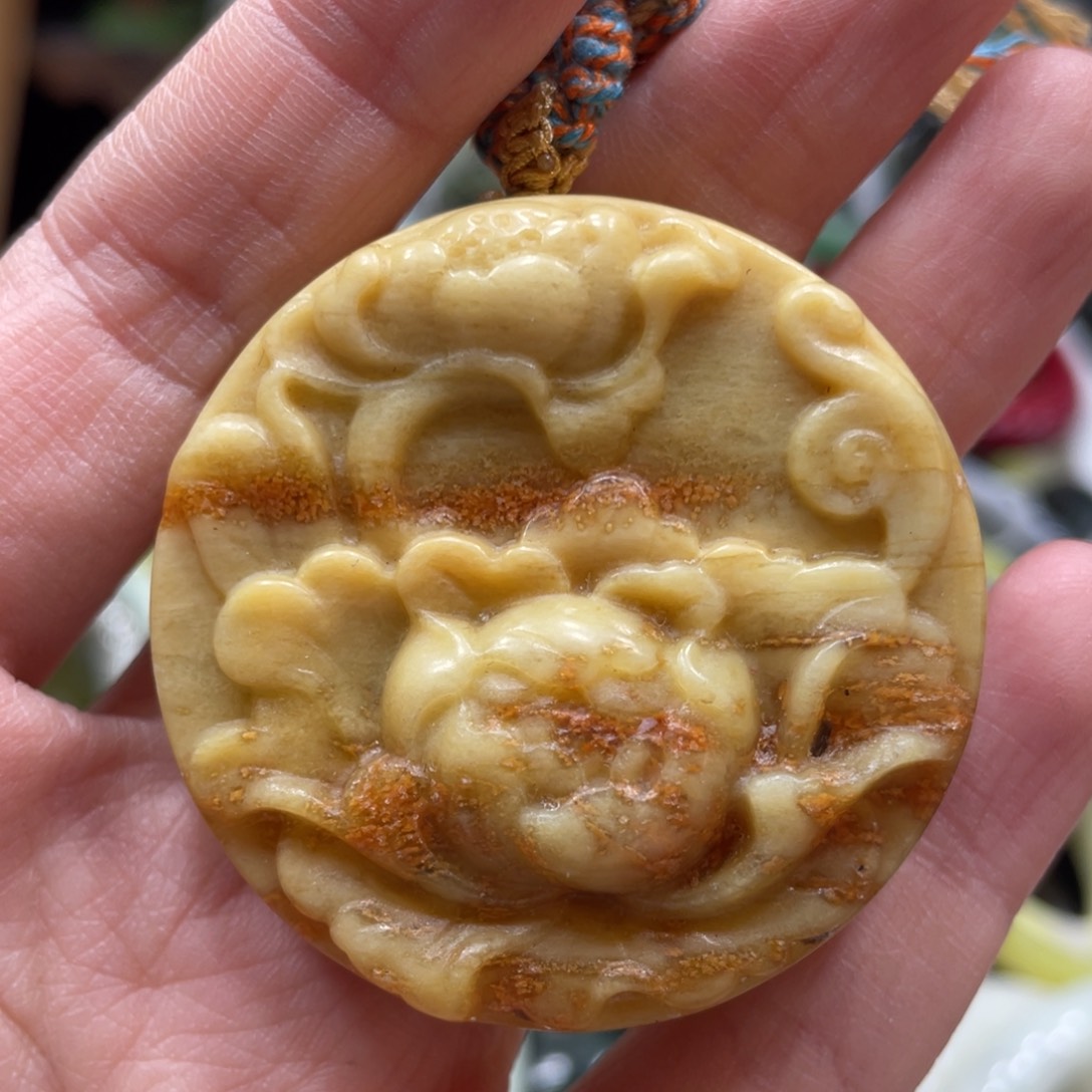 蛇纹石玉颈饰未镶嵌微瑕