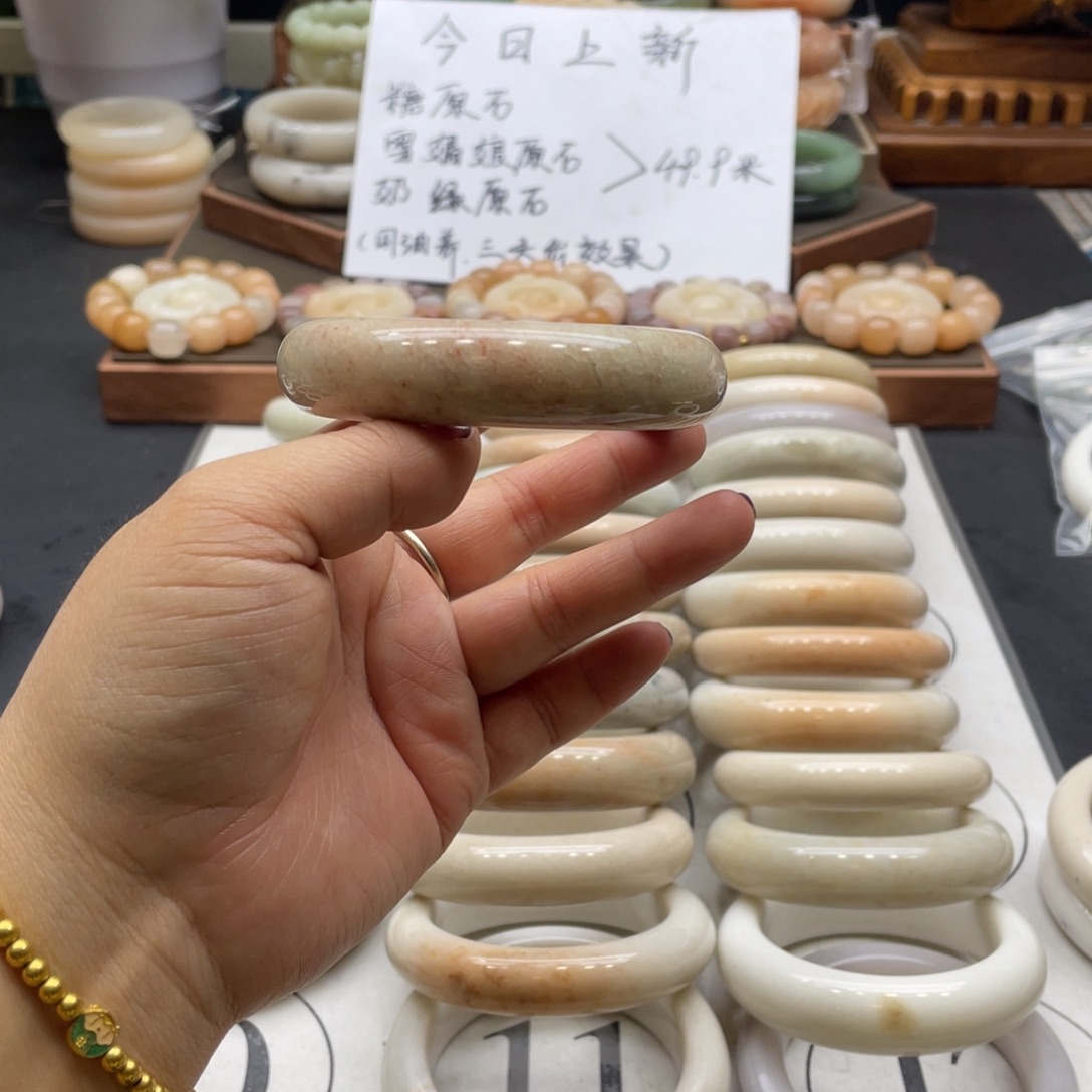 悠***.石英岩玉未镶嵌手镯