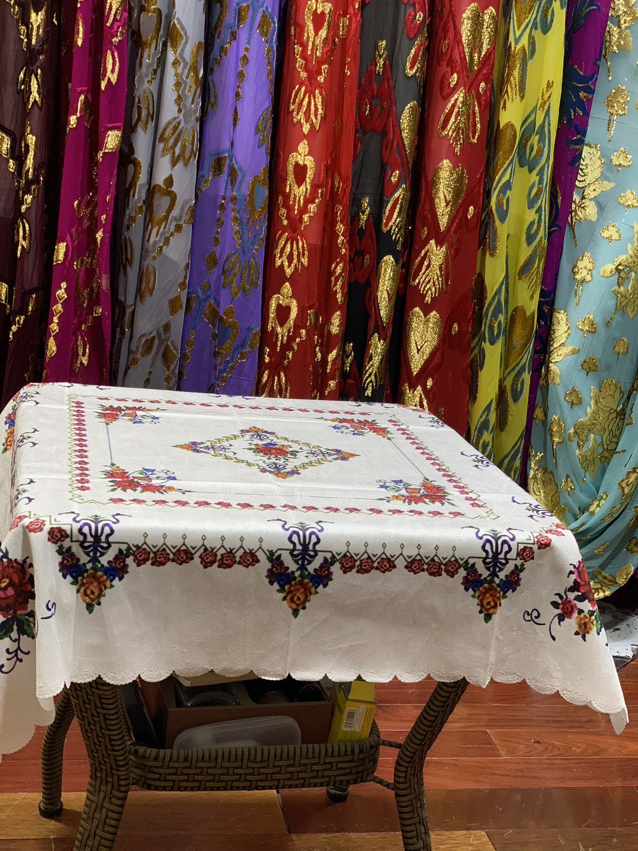 ئەتىرگۈل شەكىللىك دازقان بىردە بىر ئىننىڭ كەڭلىكى