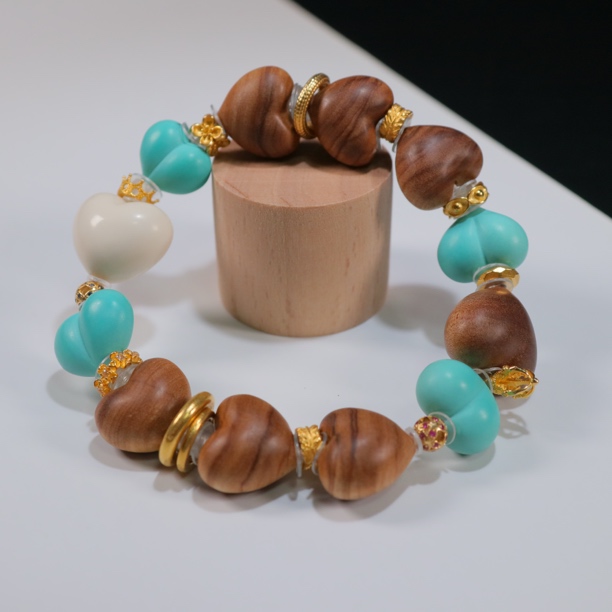 原矿绿松石老山檀屁桃手串 尺寸13-18mm，松石净重8.15g，18K金5.71