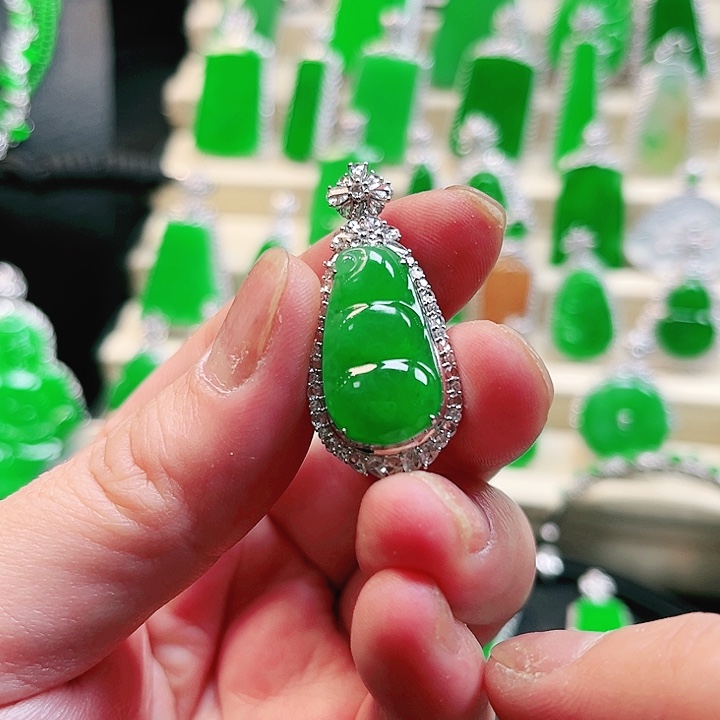 翡翠吊坠(不含链)18K金镶嵌连中三元