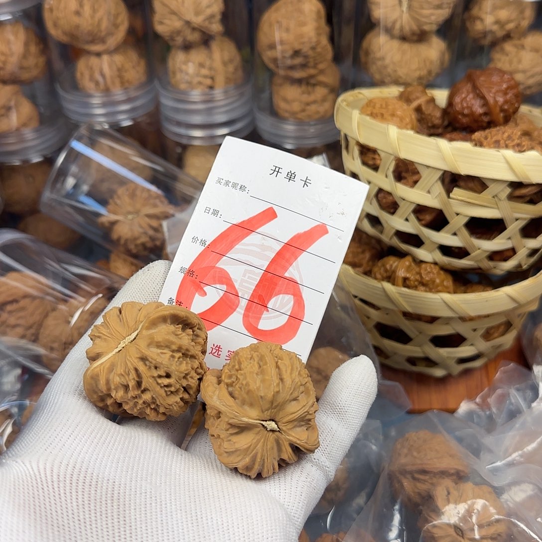 文玩核桃吊坠白狮子