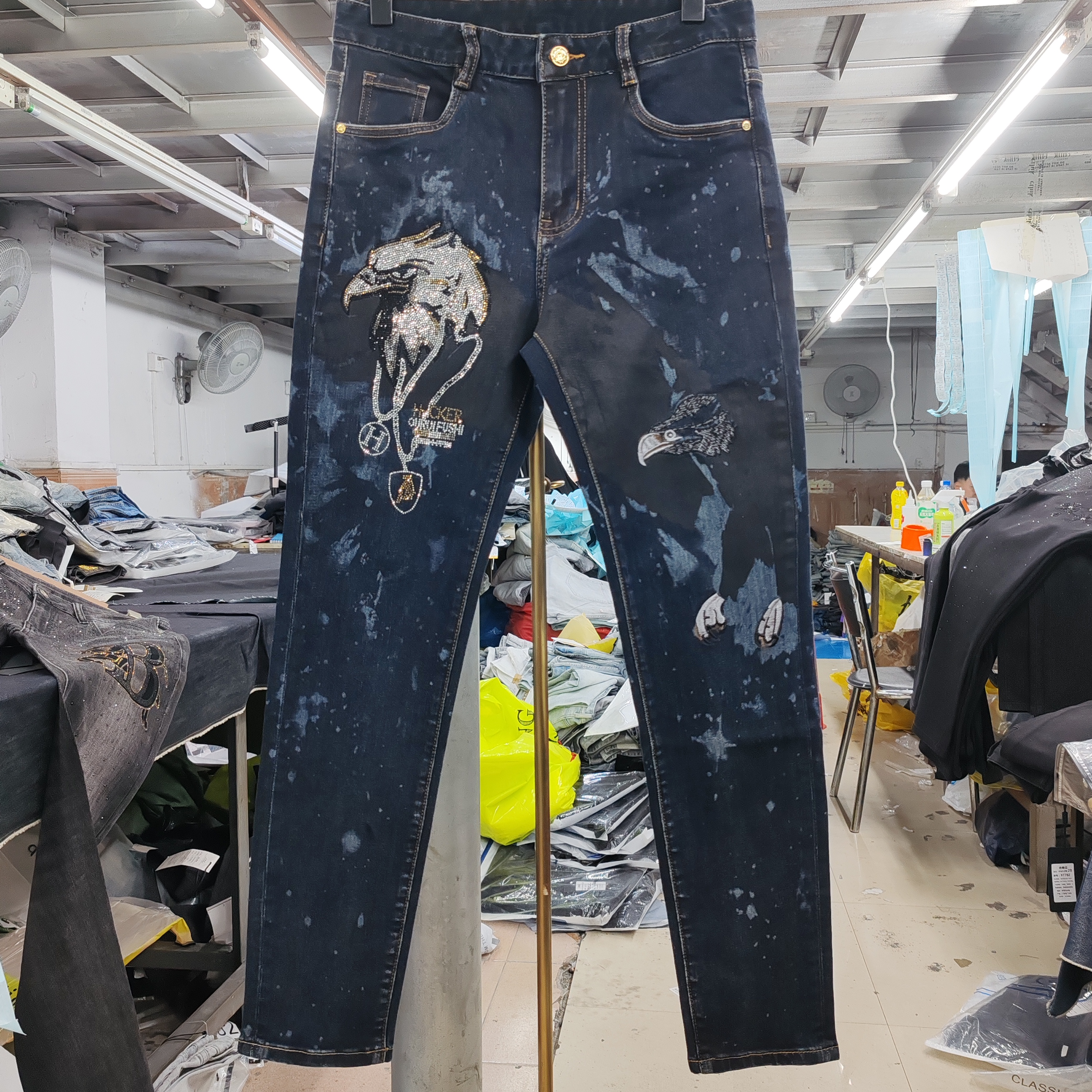 东方2025年冬季大牛复古深蓝灰牛仔裤刺绣修身喷绘烫钻弹力长裤男