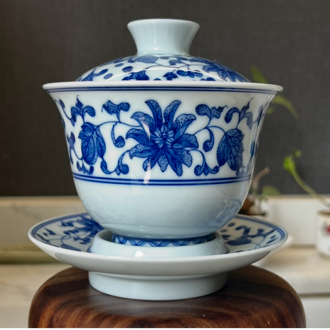 青花缠枝莲花手工手绘三才盖碗容量140左右