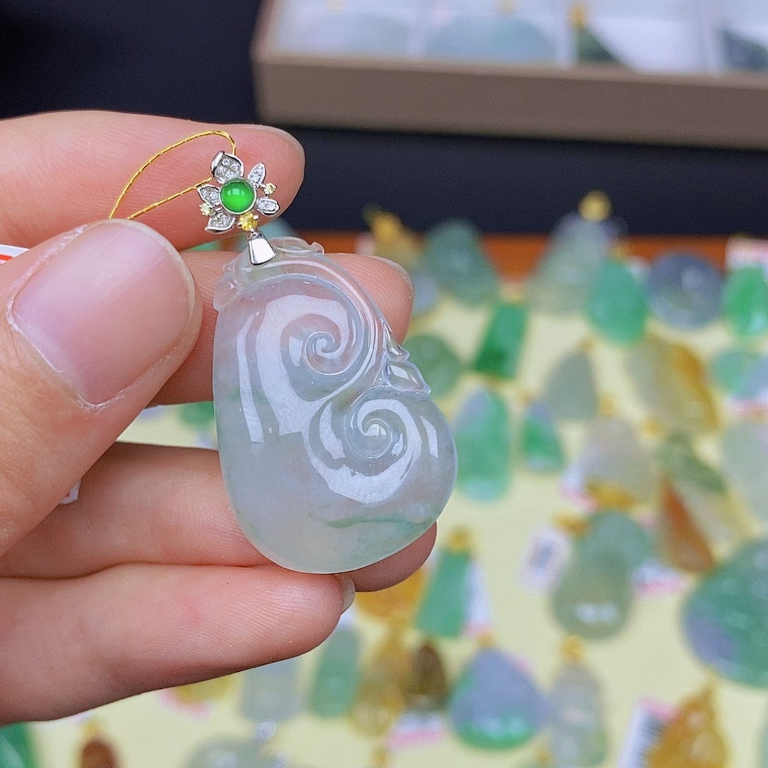 翡翠颈饰18K金镶嵌翡翠