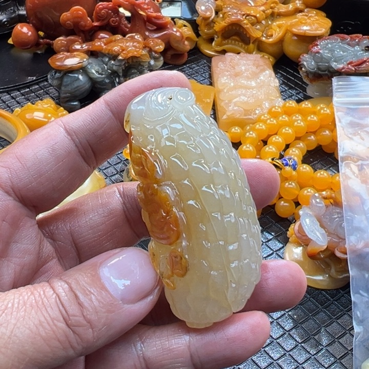 石英质玉（黄龙玉）颈饰未镶嵌