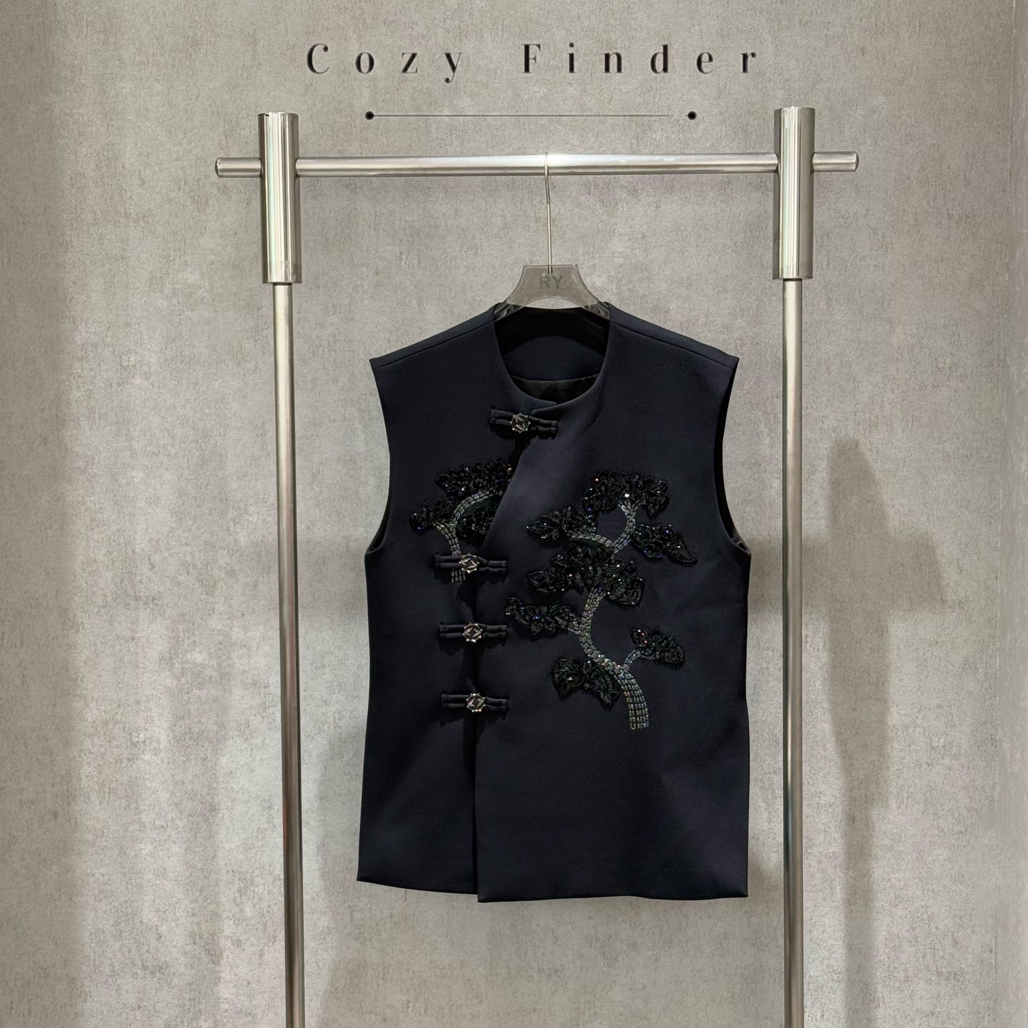 Cozy Finder |重工镶钻技艺圆领马甲