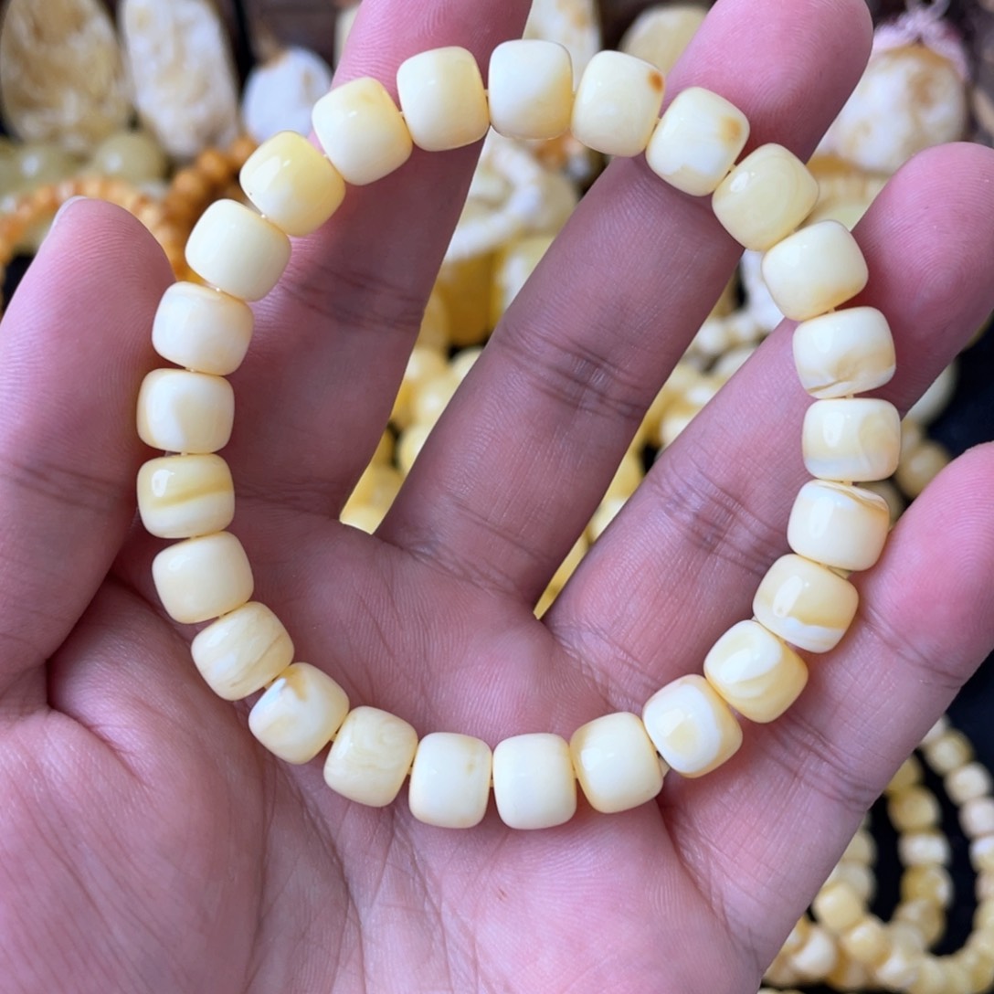 琥珀手串未镶嵌9+俄料浓白蜡精工老型手串（微瑕）