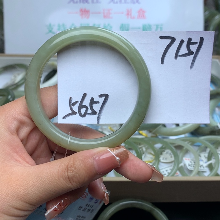 和田玉手镯未镶嵌