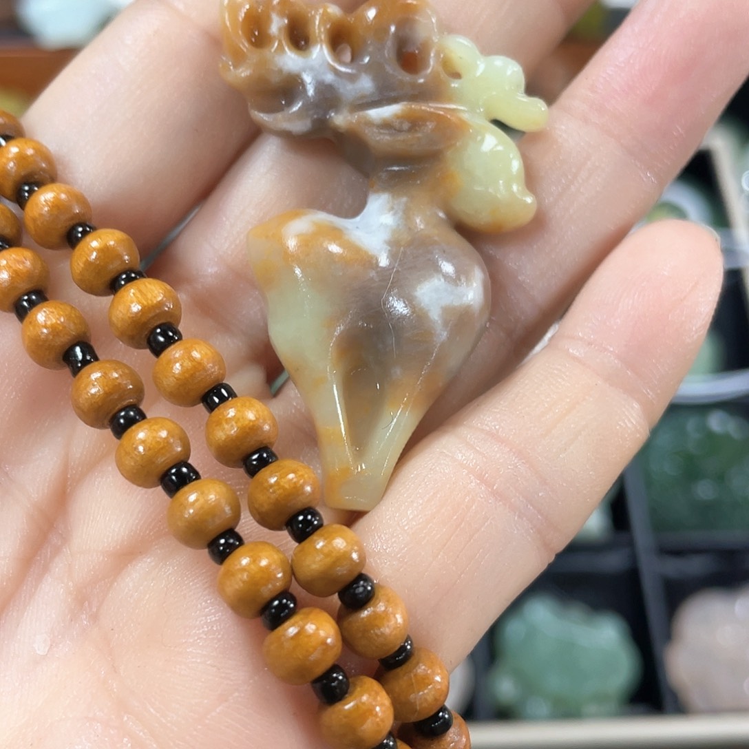 蛇纹石玉颈饰未镶嵌
