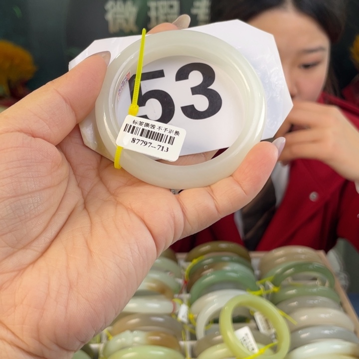 和田玉手镯未镶嵌白**?