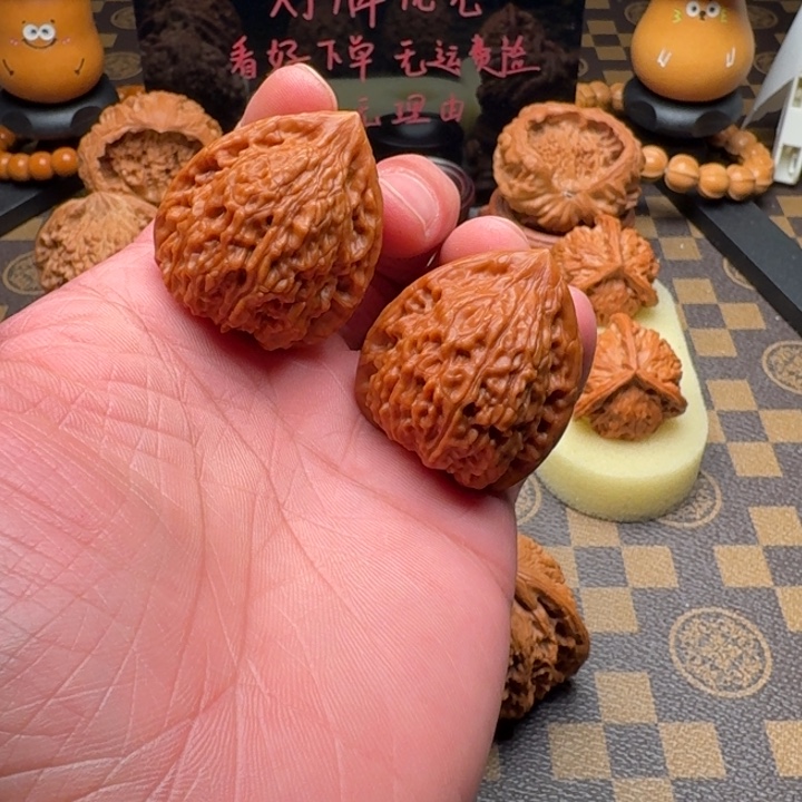 温***人吊坠文玩核桃蛇王一抹红35