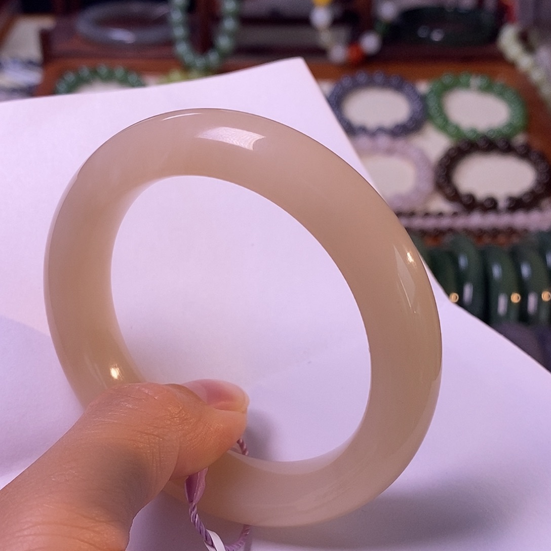 颈饰未镶嵌和田玉孤品55.5圈藕粉老坑料手镯