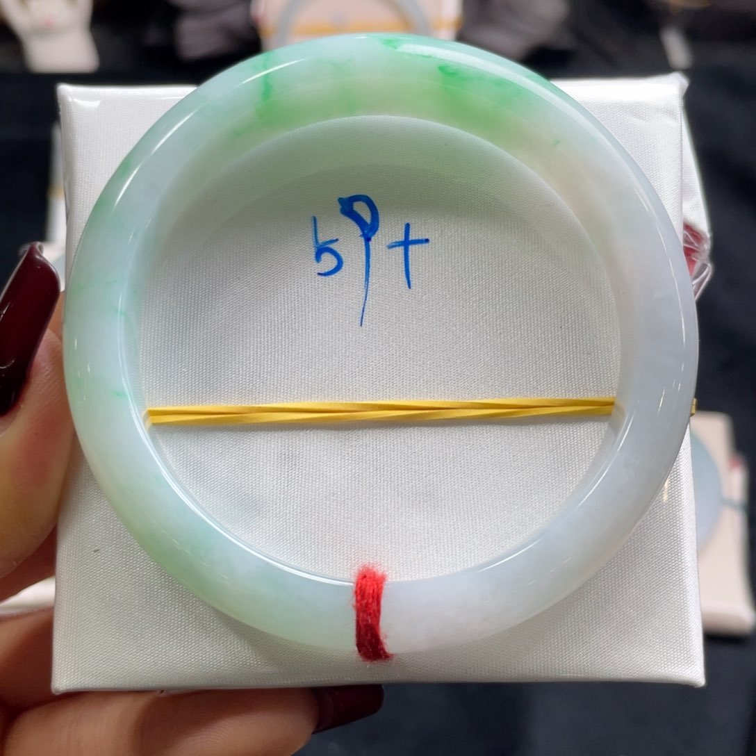 翡翠手镯未镶嵌翡翠手镯