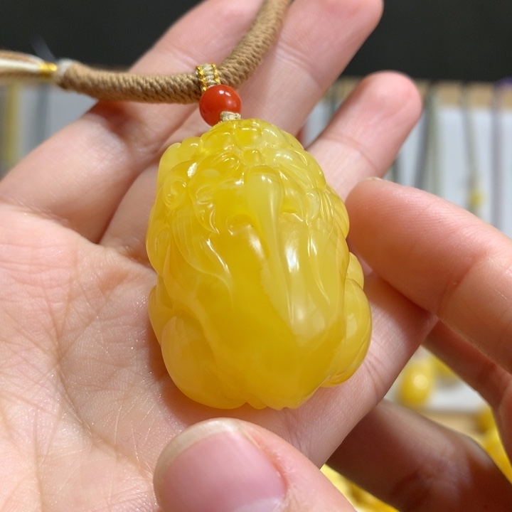 蜜蜡未镶嵌颈饰貔貅