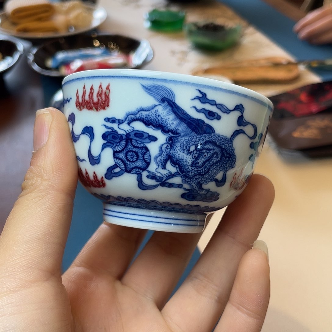 和然窑青花釉里红点工狮子杯
