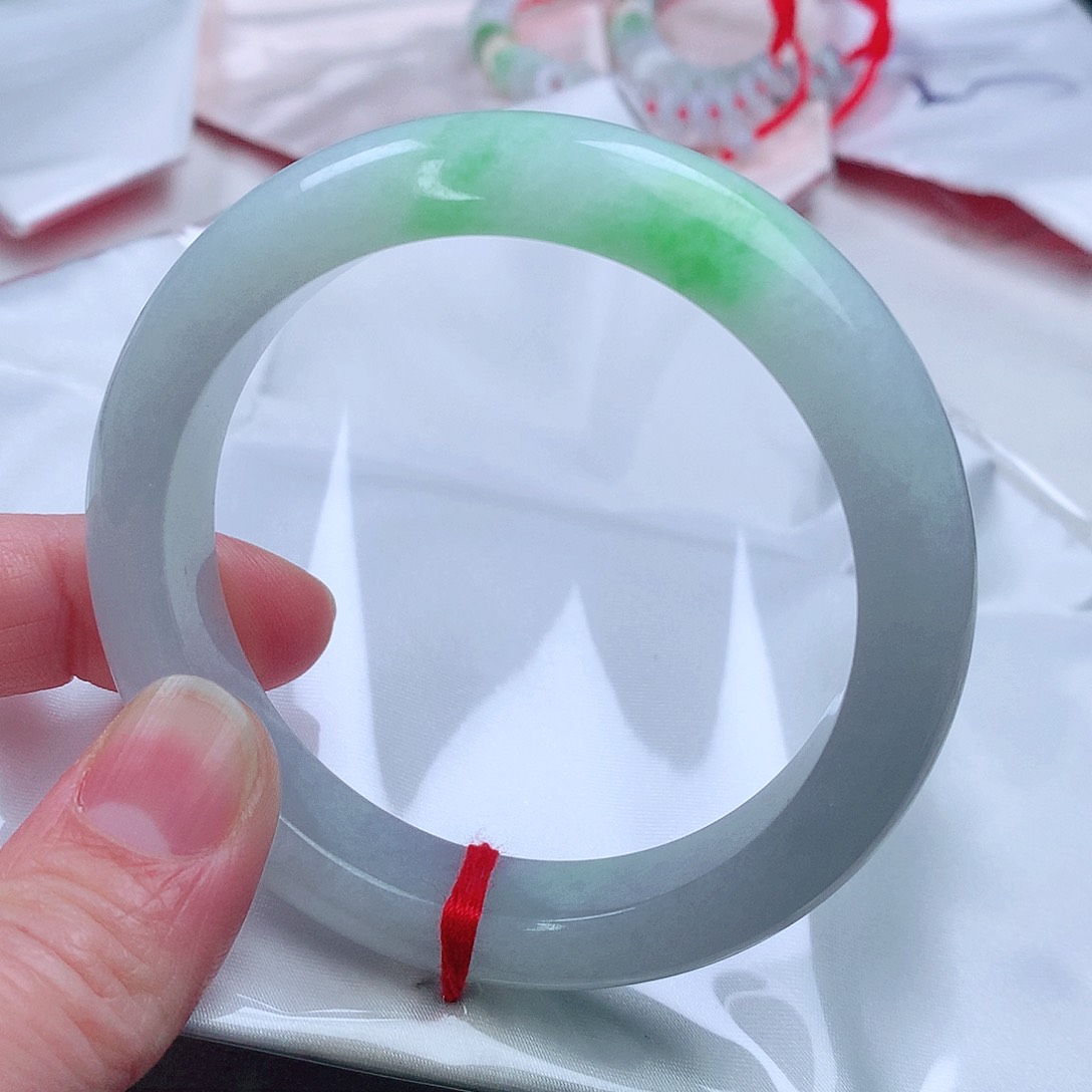 翡翠手镯未镶嵌。。