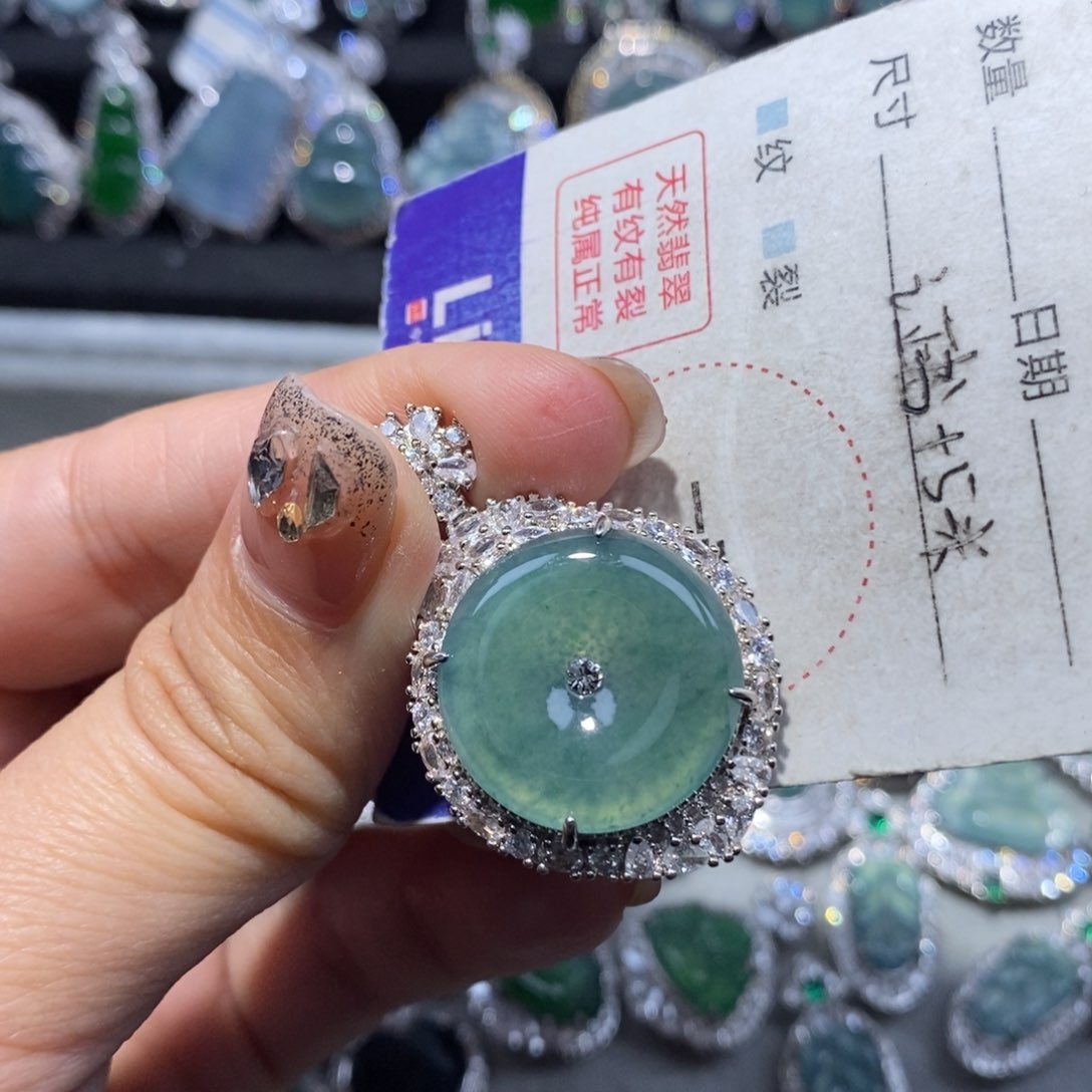 翡翠颈饰未镶嵌吴****妻翡翠