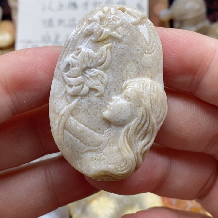 硅化珊瑚（珊瑚玉）颈饰未镶嵌