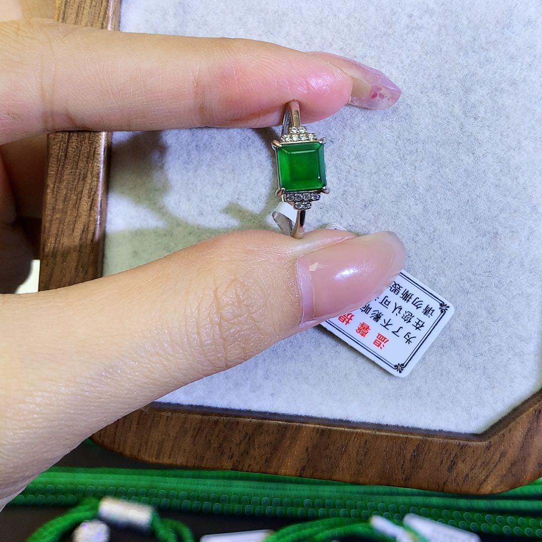 翡翠戒指银S925镶嵌天然翡翠方糖戒指