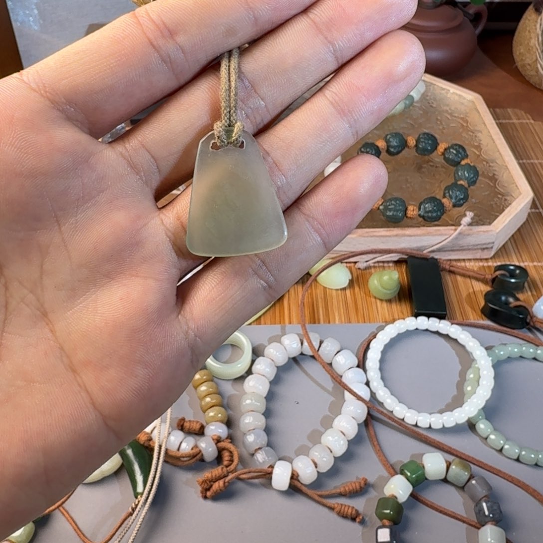 红***哥和田玉（糖玉）未镶嵌颈饰