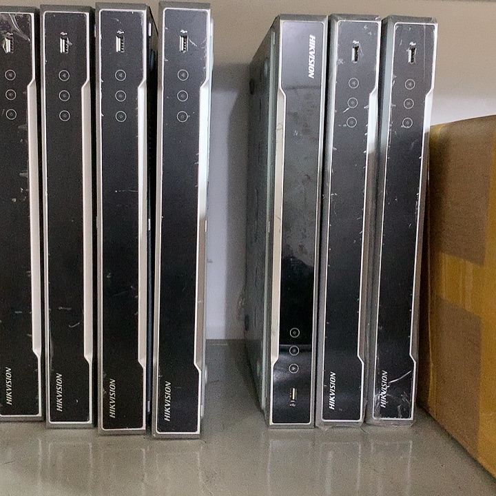 99新海康威视智脑录像机8路带电源没有硬盘