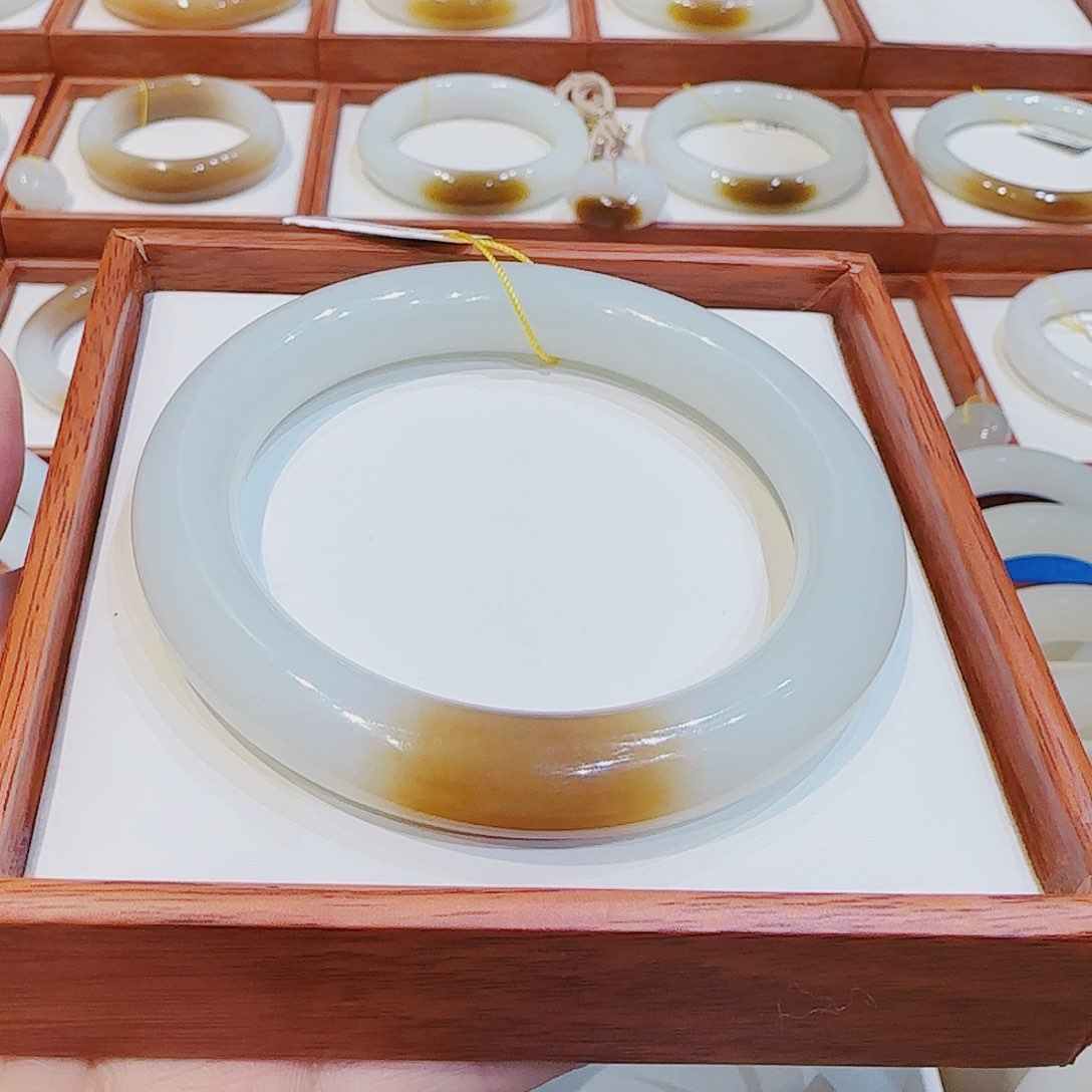 和田玉手镯未镶嵌?****l且末糖白58