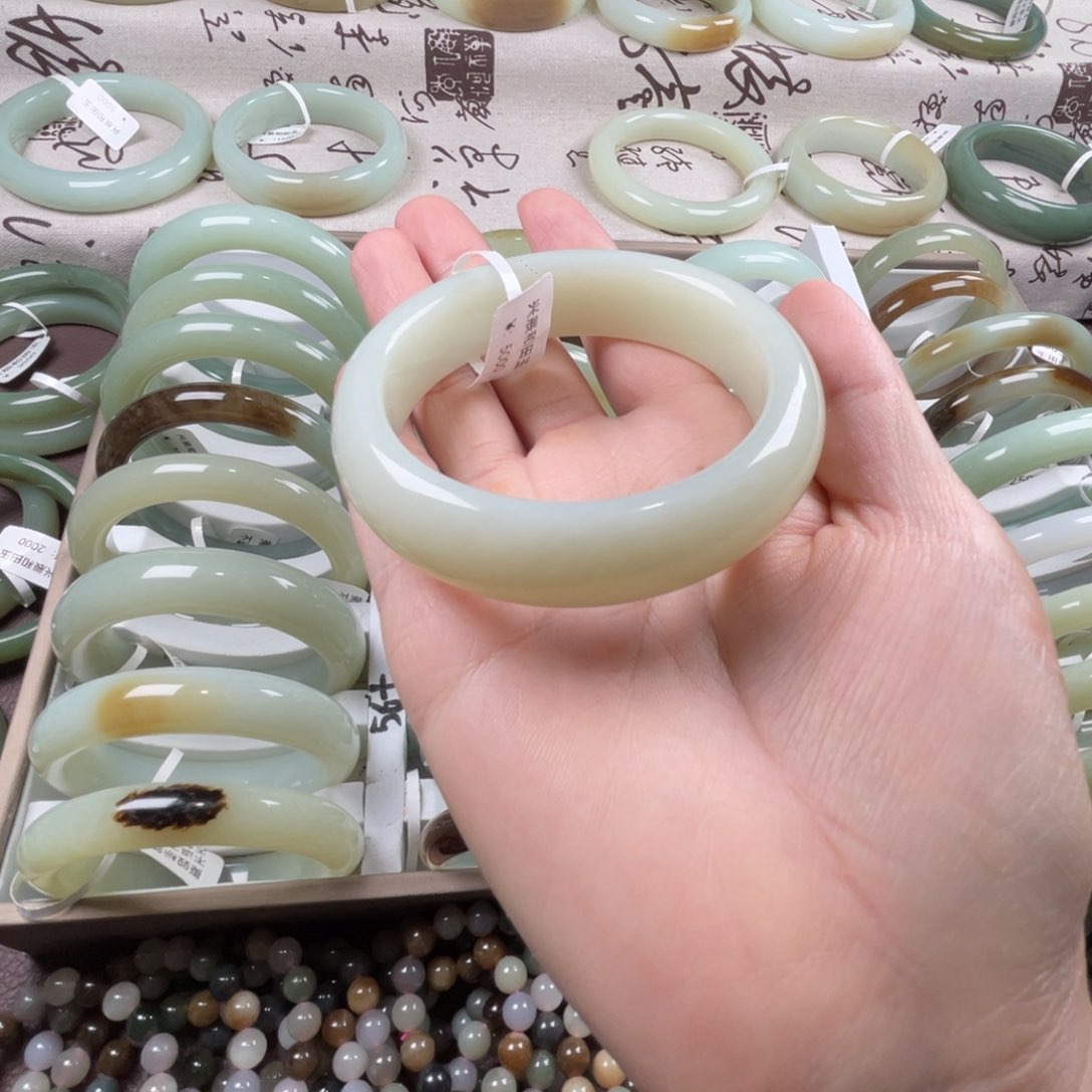 和田玉手镯未镶嵌