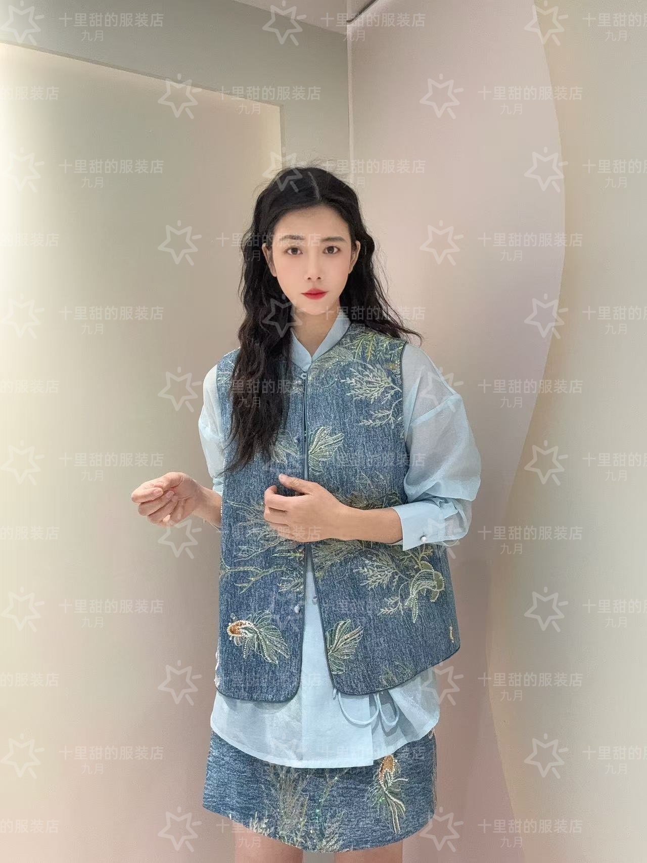 九月 大鱼海棠 新款中式显瘦国风中式复古牛仔珠管绣马甲