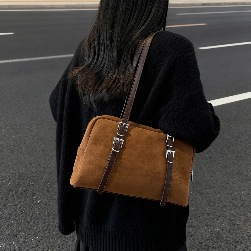 麂皮绒皮带铆钉腋下包复古磨砂包韩系腋下单肩款2026秋冬简约