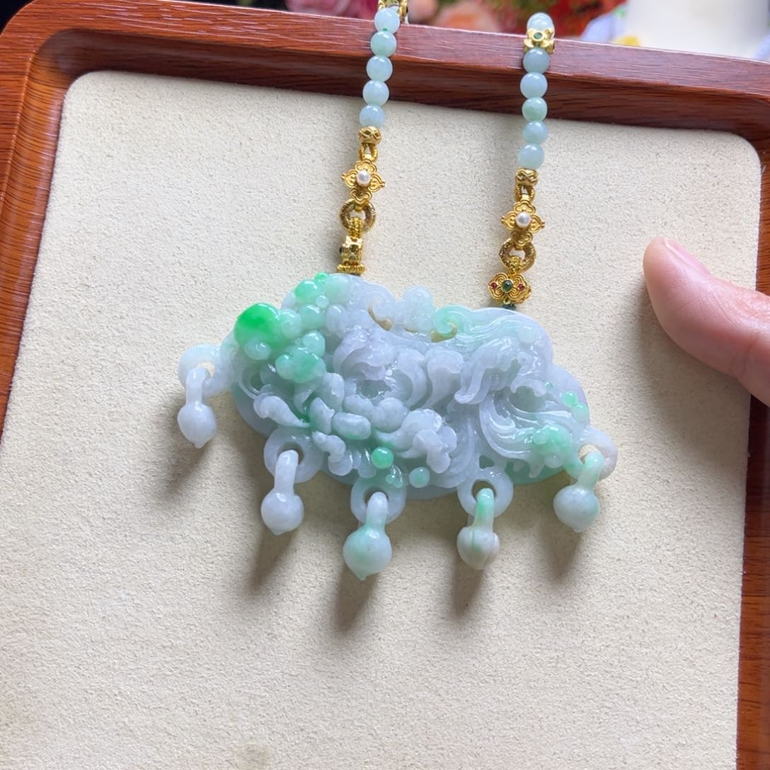 翡翠颈饰未镶嵌凤凰牡丹