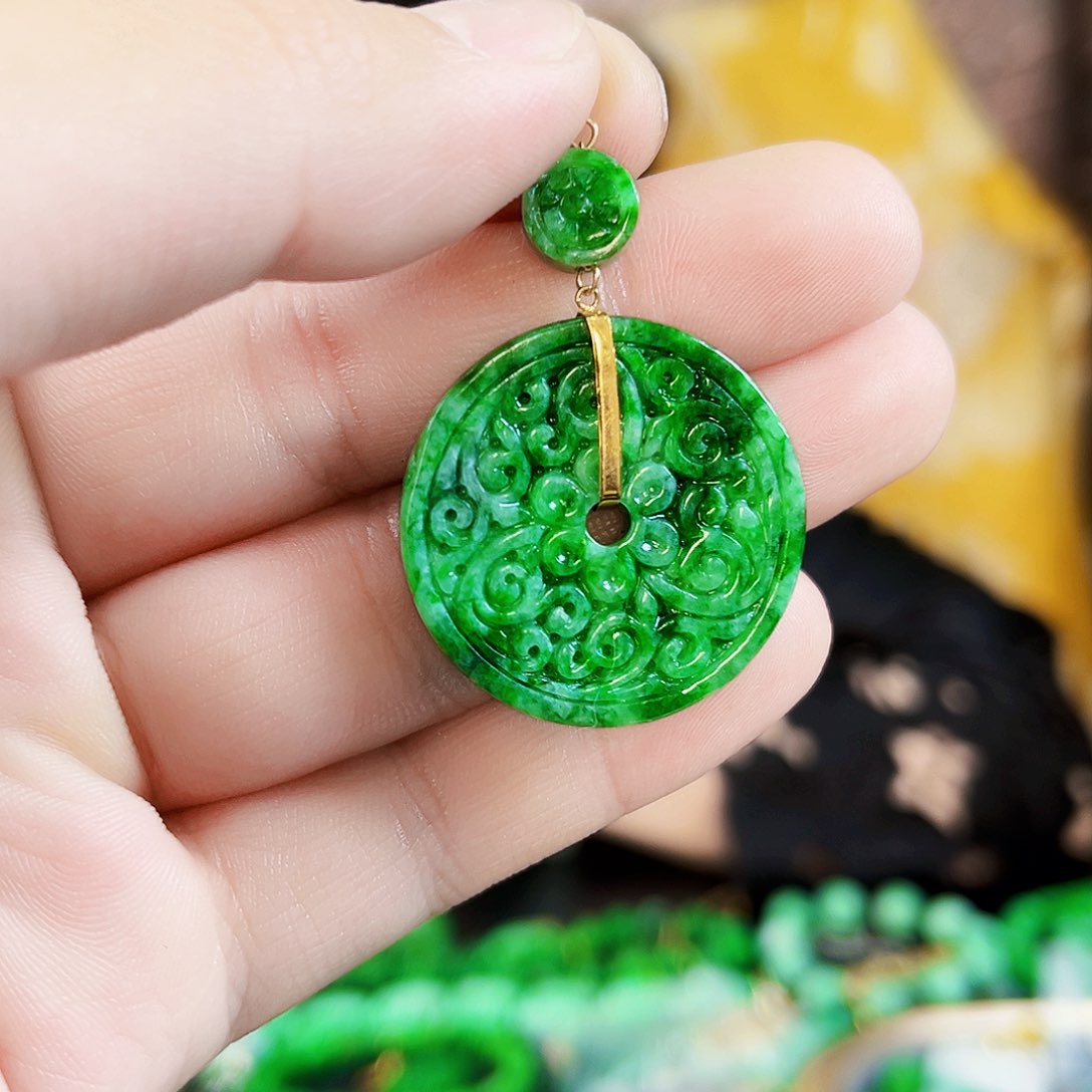 翡翠18K金镶嵌颈饰吊坠