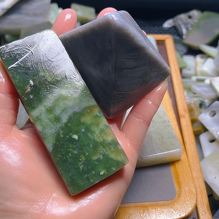 大***玉和田玉（糖玉）未镶嵌颈饰