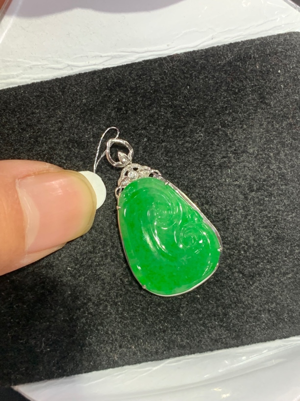 18K金镶嵌天然缅甸翡翠阳绿如意吊坠