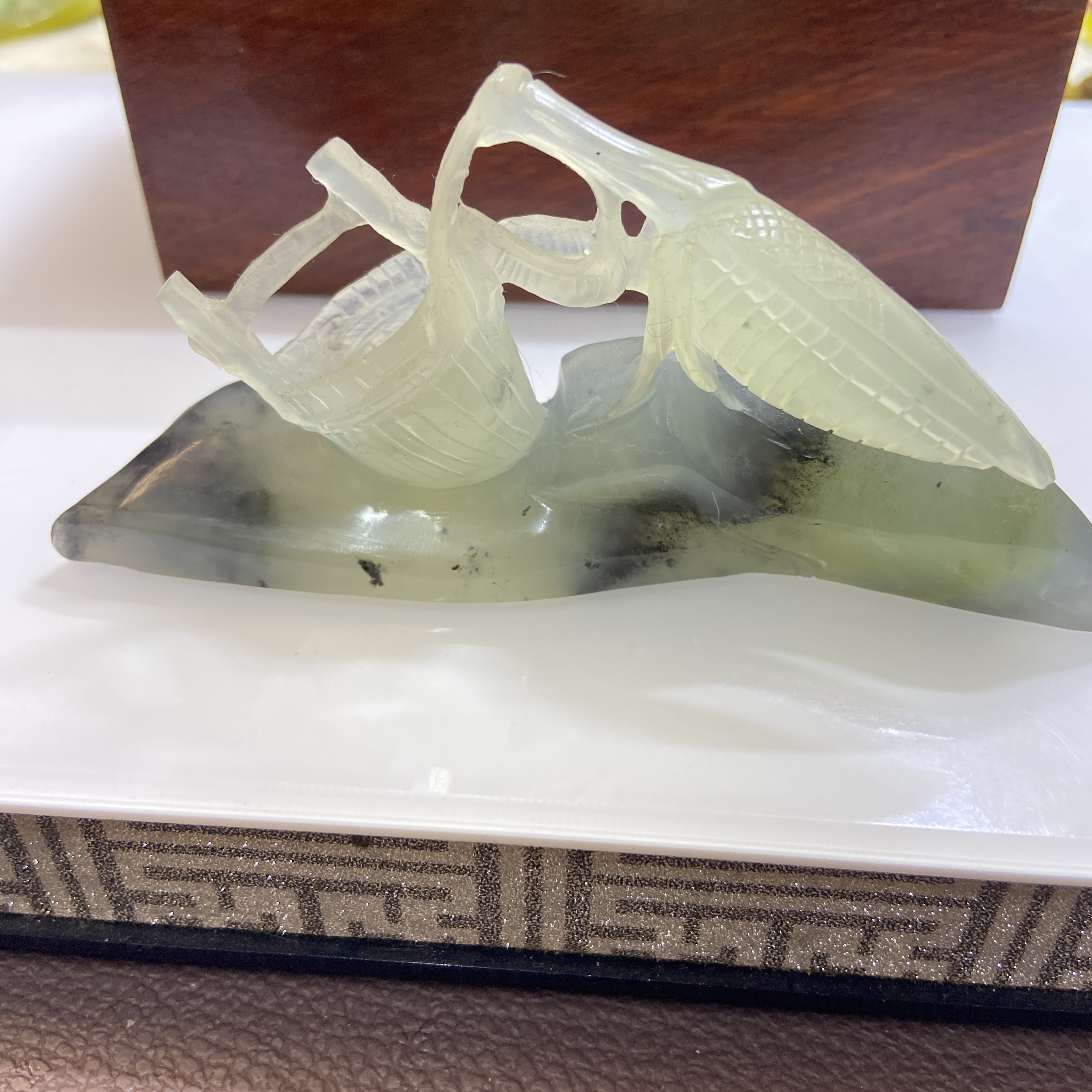 岫玉水墨料螳螂茶宠渔翁得利桌摆手把件手工立体雕刻山水时尚新品