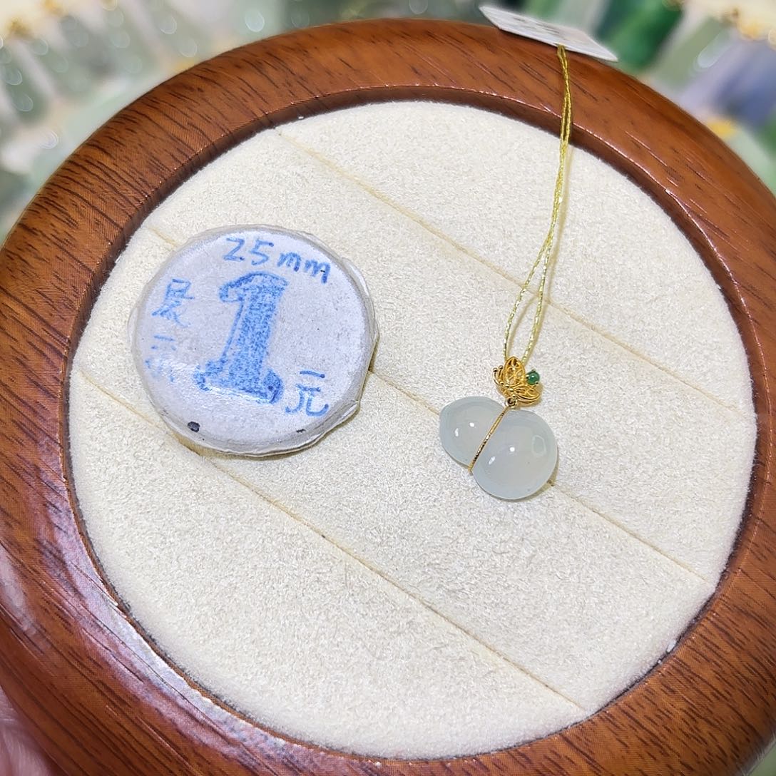 翡翠18K金镶嵌颈饰葫芦