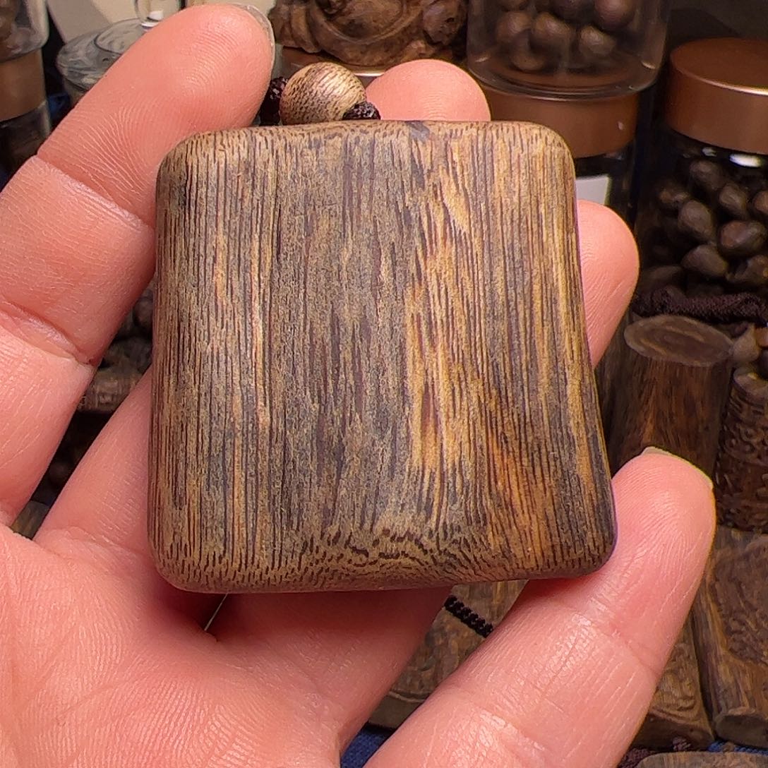 沉香吊坠宝****宝海南老白棋平安无事牌带绳19.4克