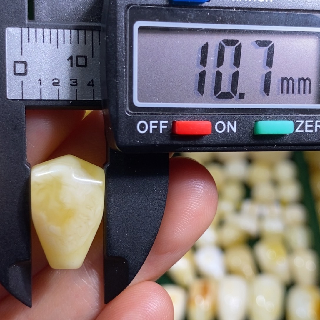 蜜蜡未镶嵌裸石配饰