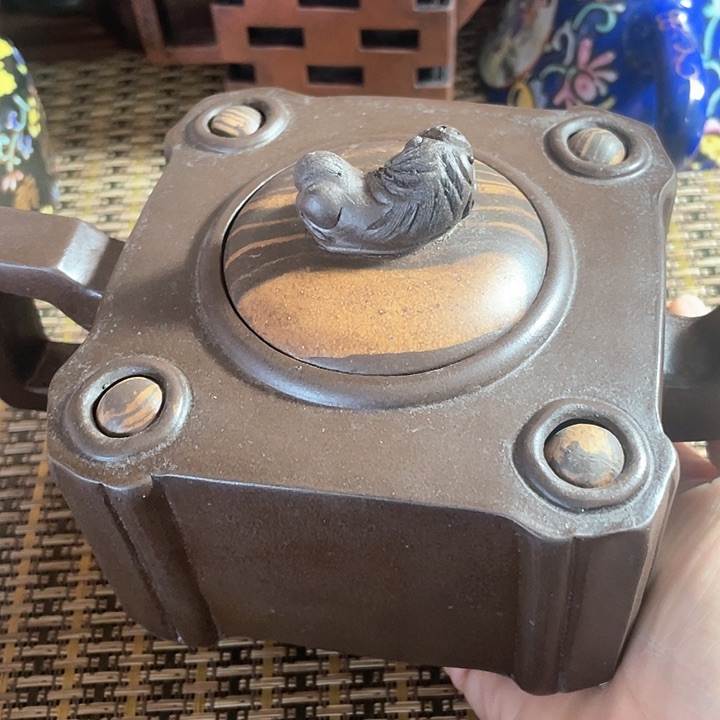 紫砂茶壶原矿泥料手工制作紫砂壶。