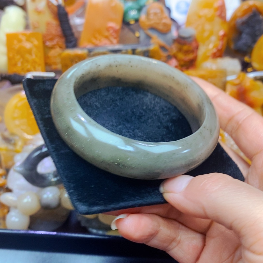 未镶嵌石英质玉（黄龙玉）颈饰