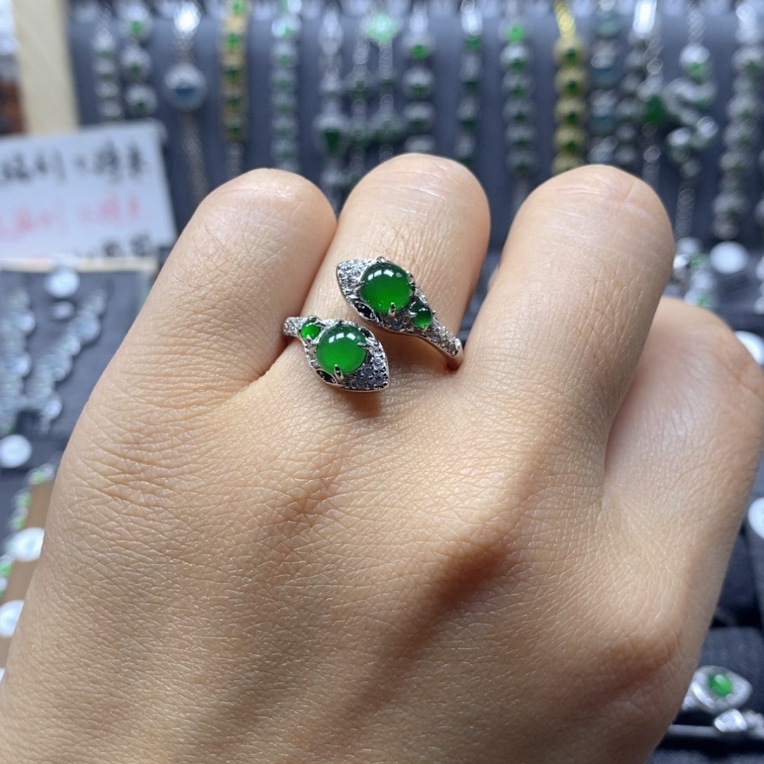 翡翠颈饰银S925镶嵌翡翠戒指