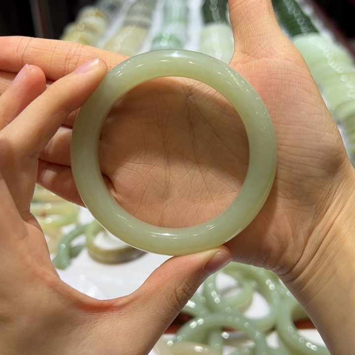 她***娟和田玉未镶嵌手镯和田玉