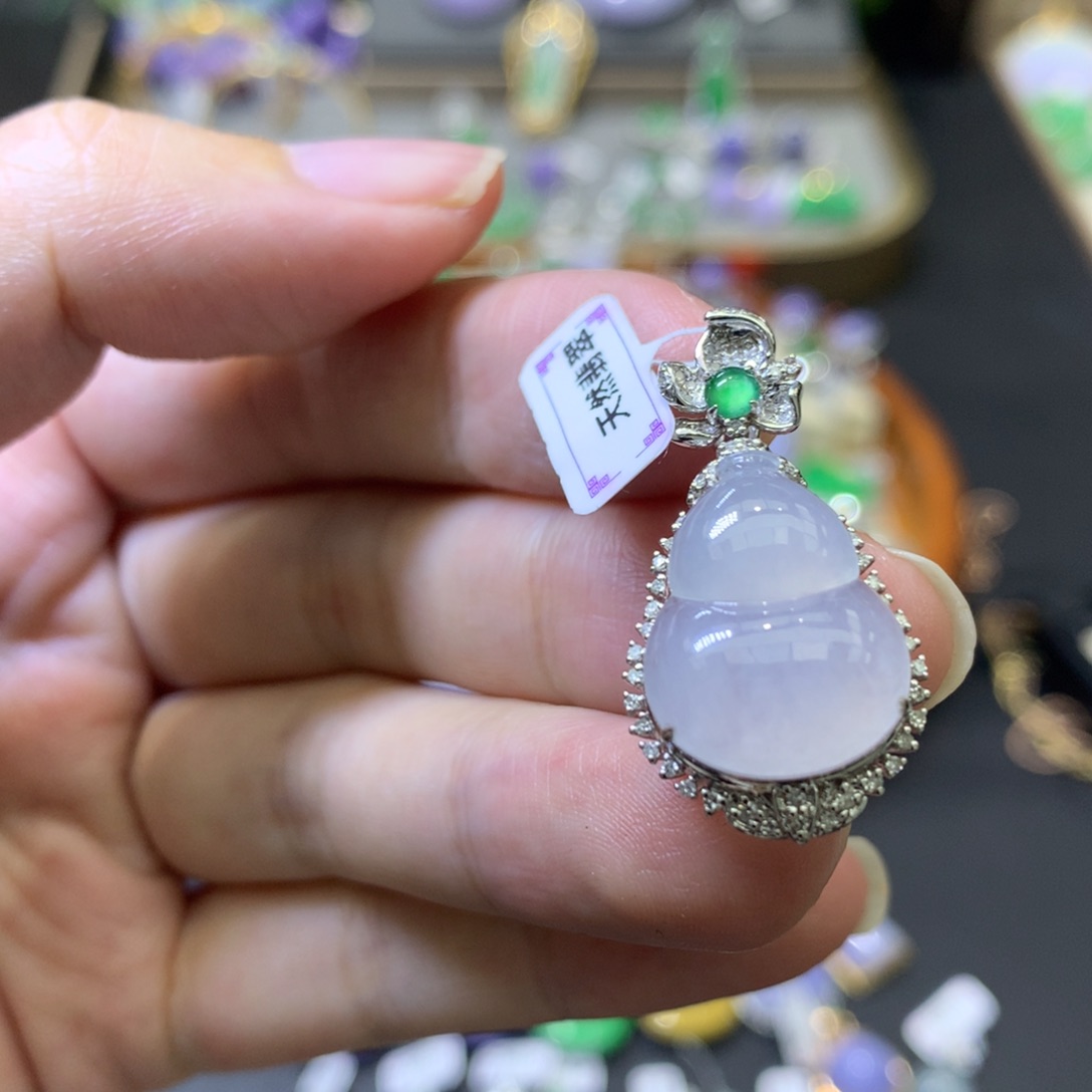 颈饰18K金镶嵌翡翠