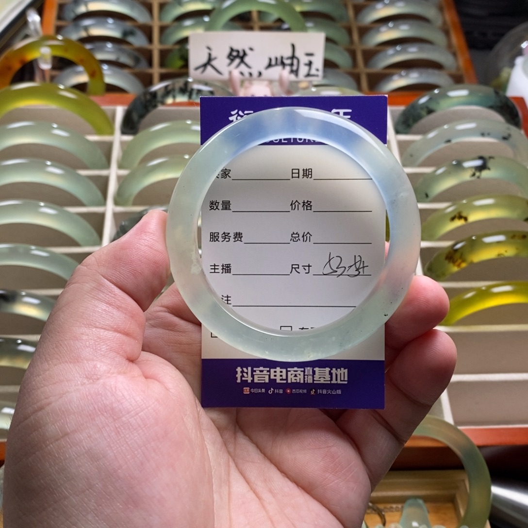 朱***力蛇纹石玉未镶嵌手镯