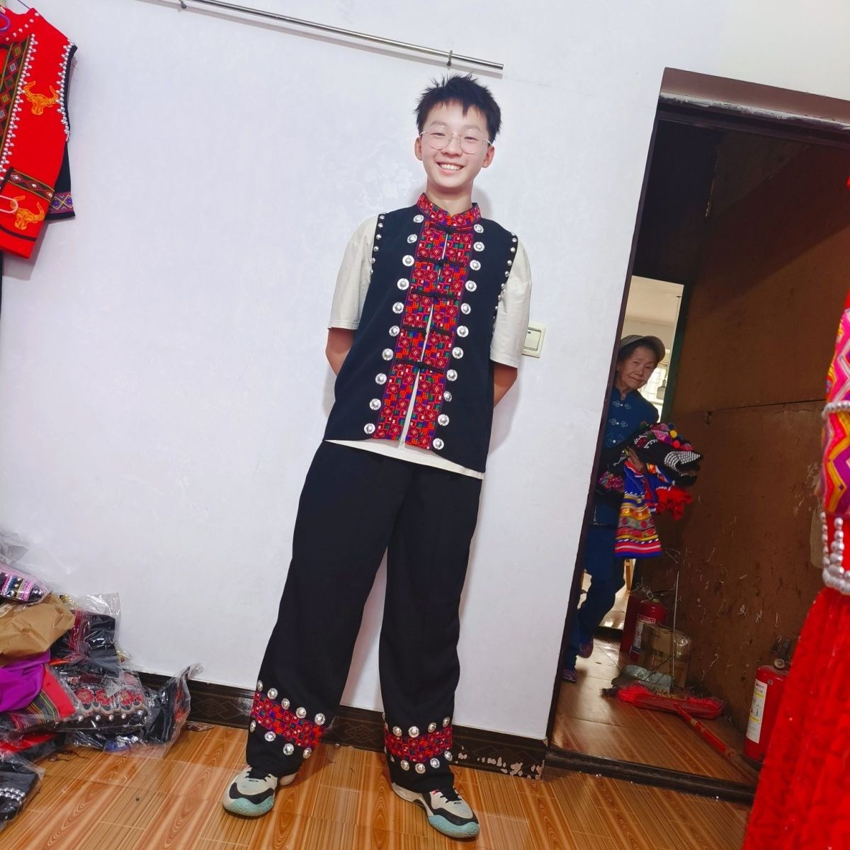 哈尼族男装少数民族日常生活服装舞台表演服两件套