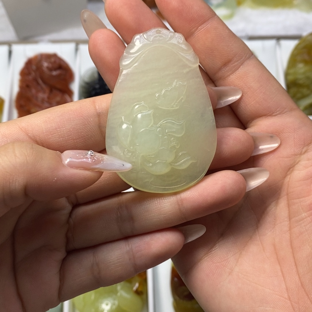 蛇纹石玉颈饰未镶嵌