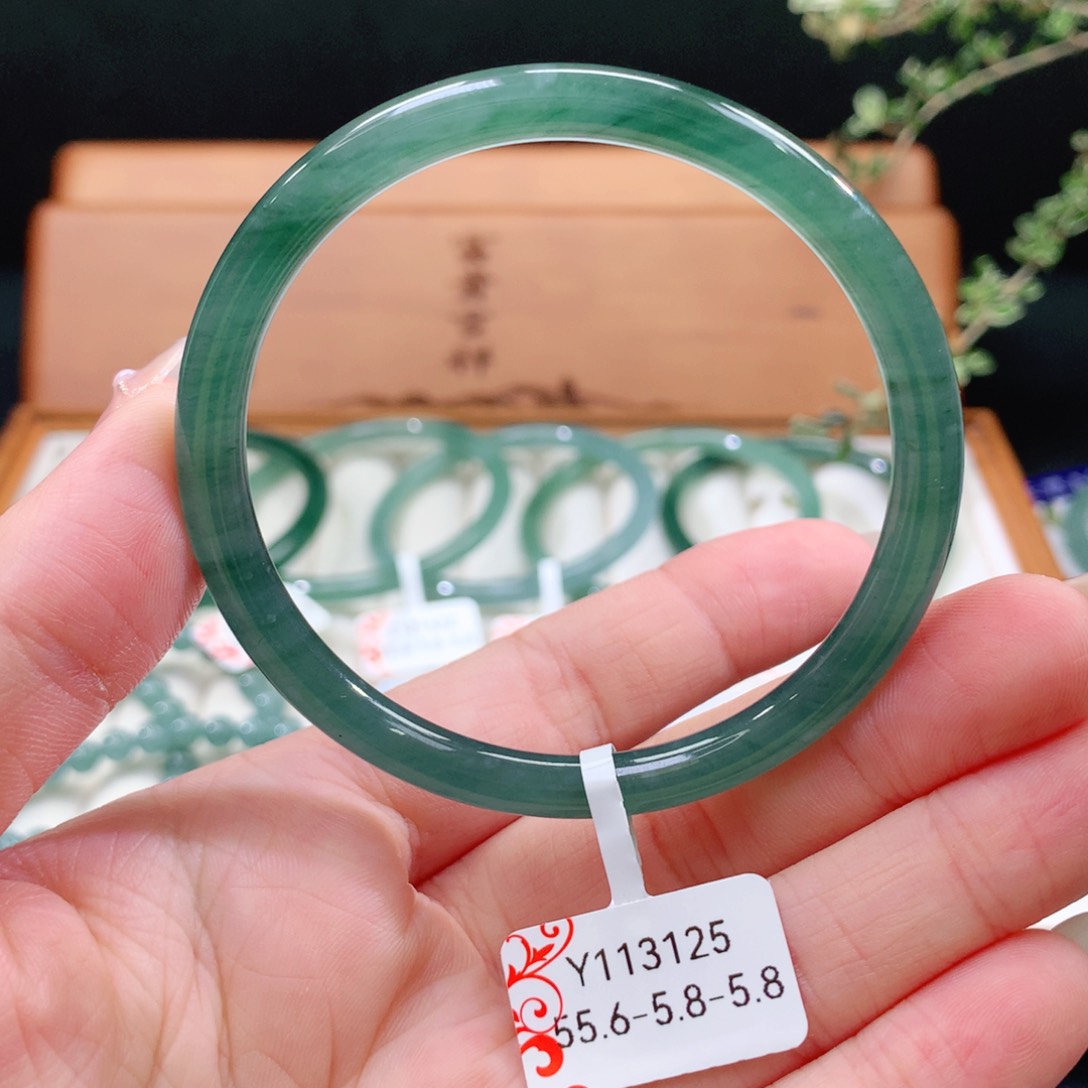 翡翠手镯未镶嵌天然