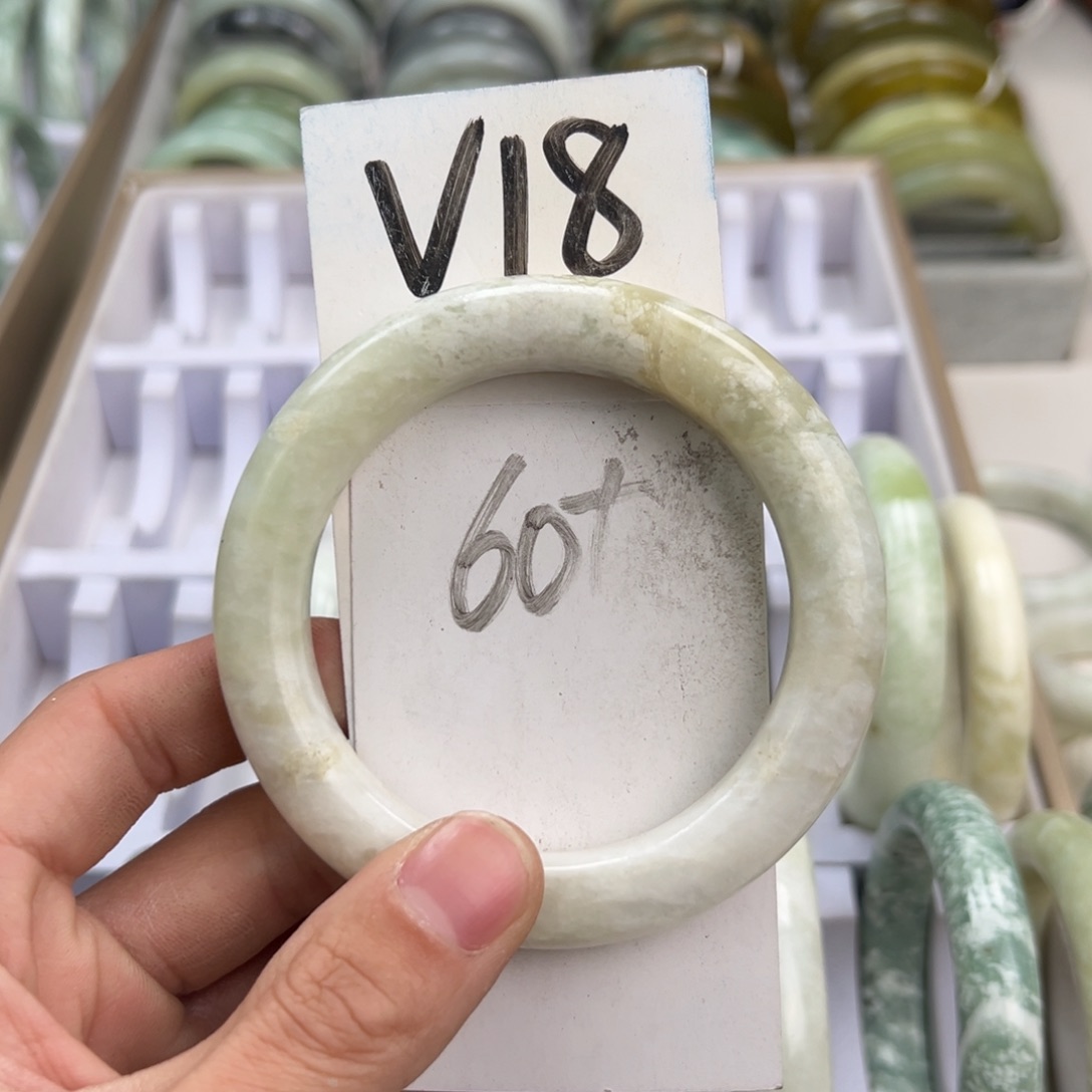 岫玉手镯未镶嵌天然岫玉微瑕，可以正常佩戴